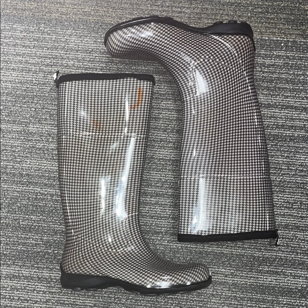 Kamik Stylish Black and White Houndstooth Women's Boots size 6 / preowned